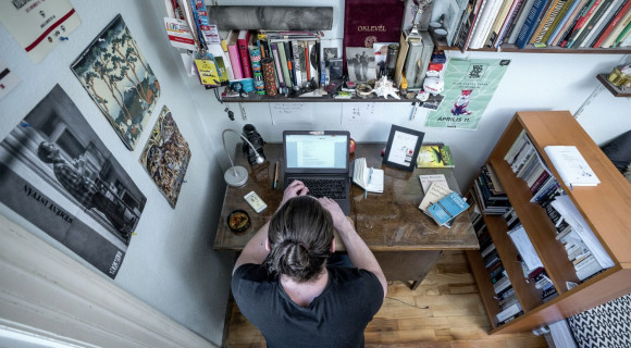 Így néz ki Simon Márton dolgozószobája