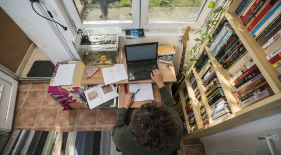 Így néz ki Totth Benedek dolgozószobája