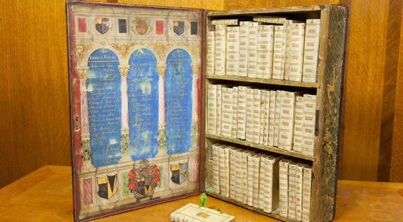 Ilyen volt egy utazó könyvtár a 17. században