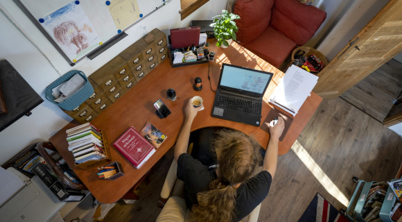 Így néz ki Varró Dániel dolgozószobája