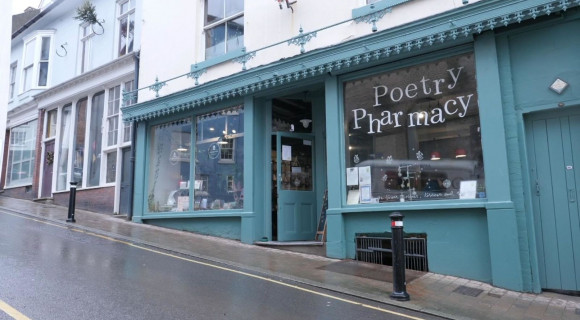 Ebben a gyógyszertárban pirulák helyett verseket írnak fel