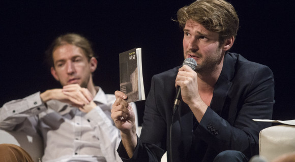 Závada Péter eldobta a járókeretet