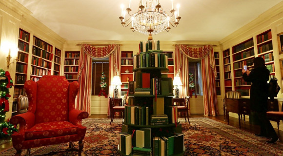 Zöld könyvekből emelt karácsonyfát Melania Trump